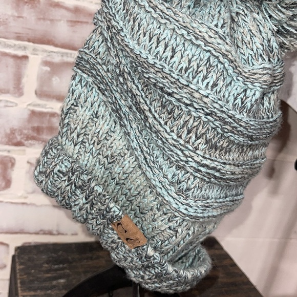 CC pompom beanie - Picture 2 of 5